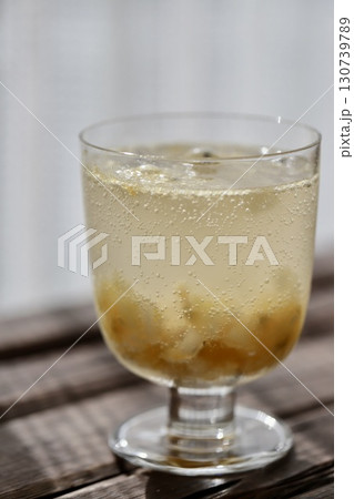 ゴブレットグラスに注いだパッションフルーツとナタデココのソーダ 130739789