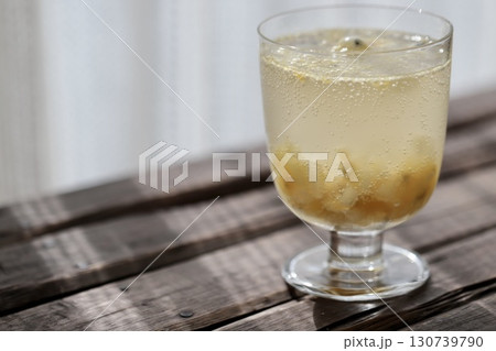 ゴブレットグラスに注いだパッションフルーツとナタデココのソーダ 130739790