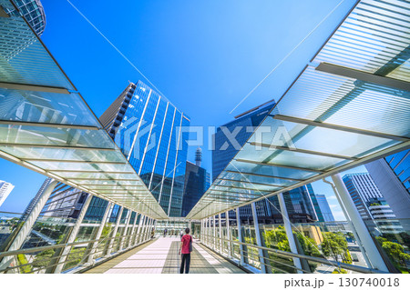 日本の横浜都市景観 みなとみらい線　新高島駅前のオフィス街などを望む＝23日 130740018