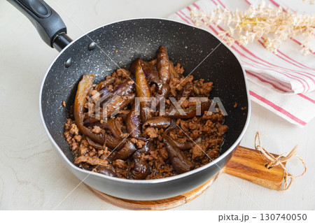 フライパンで炒めるナスと挽肉 フライパンで炒めるナスと挽肉 130740050