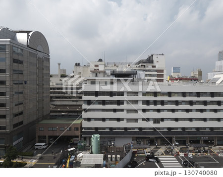 雑多なビルの奥に広がる空、東京のグレーな日常風景 130740080