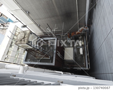 真上から見下ろす、ビルの隙間に広がる雑多な屋上 真上から見下ろす、ビルの隙間に広がる雑多な屋上 130740087