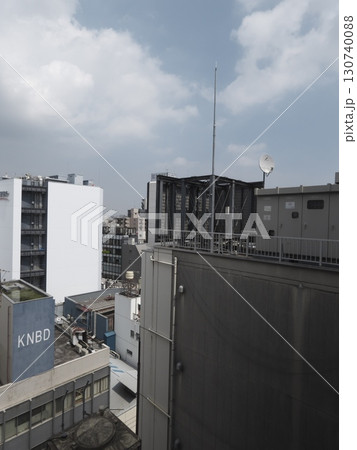 様々なビルの屋根が重なる、東京の複雑な都市景観 130740088