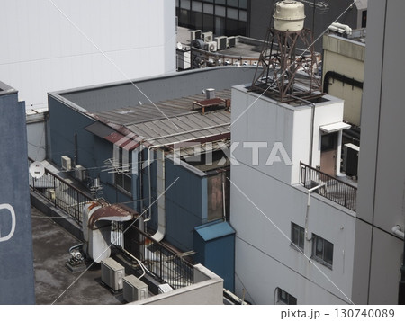 都会のビル屋上を覗き込む、複雑な配管と生活の痕跡 都会のビル屋上を覗き込む、複雑な配管と生活の痕跡 130740089