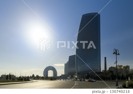 アゼルバイジャン・バクーの幹線道路と高層ビル群 / Baku, Azerbaijan 130740218
