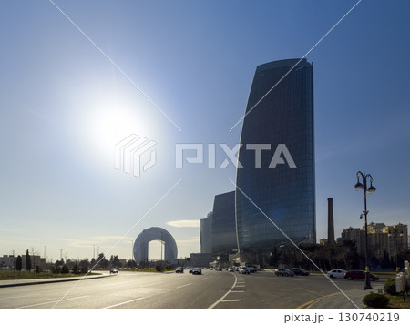 アゼルバイジャン・バクーの幹線道路と高層ビル群 / Baku, Azerbaijan 130740219