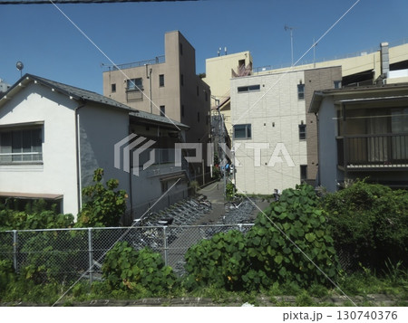 夏の光に照らされる、都会の路地裏の日常風景 130740376