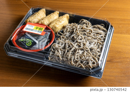 半額シールの付いたザル蕎麦といなり寿司 半額シールの付いたザル蕎麦といなり寿司 130740542