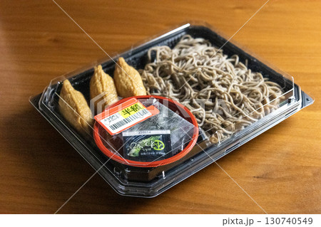 半額シールの付いたザル蕎麦といなり寿司 半額シールの付いたザル蕎麦といなり寿司 130740549
