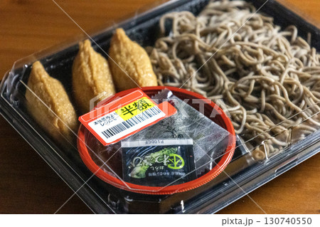半額シールの付いたザル蕎麦といなり寿司 130740550