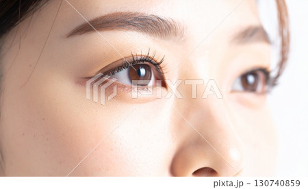 若い女性の目元のアップ 若い女性の目元のアップ 130740859
