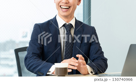 笑顔で対話をする男性ビジネスマン 笑顔で対話をする男性ビジネスマン 130740966