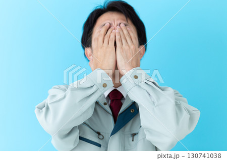 悩む作業着を着たミドル男性ビジネスマン 130741038