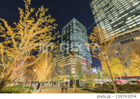 大阪梅田のビル群とクリスマスイルミネーション (大阪市北区梅田) 130741054