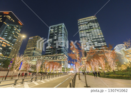 大阪梅田のビル群とクリスマスイルミネーション (大阪市北区梅田) 130741062