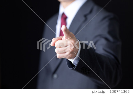 指さしをするスーツを着たミドル男性ビジネスマン 指さしをするスーツを着たミドル男性ビジネスマン 130741363