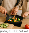 親子で料理する手元/家庭・食育・ライフスタイル・教育 130741541