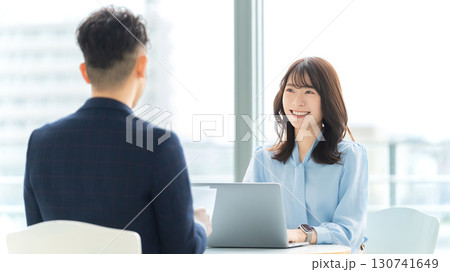 ミーティングをする男女2人のビジネスマン 130741649