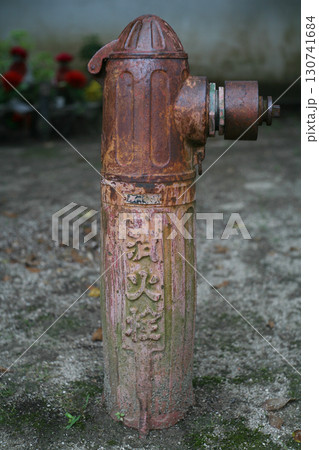 寺院の錆びた消火栓 130741684