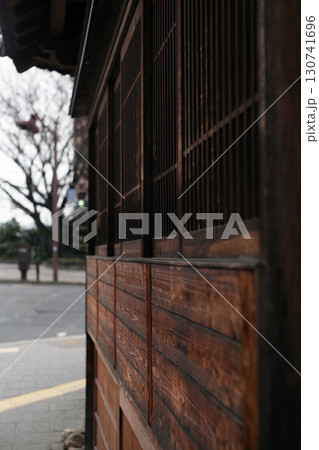 古い木造の建物 130741696