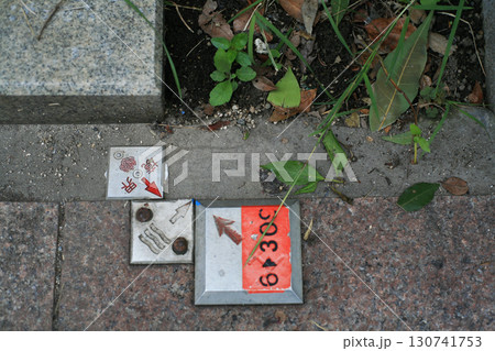 歩道に設置された土地境界標 歩道に設置された土地境界標 130741753