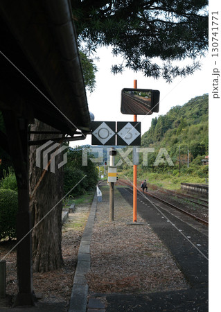休止中の美祢線厚保駅と線路横断 130741771