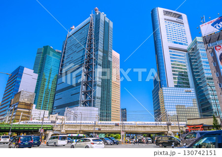 日本の東京都市景観　東新橋一丁目の交差点から汐留のオフィス街や新幹線などを望む＝15日 130742151