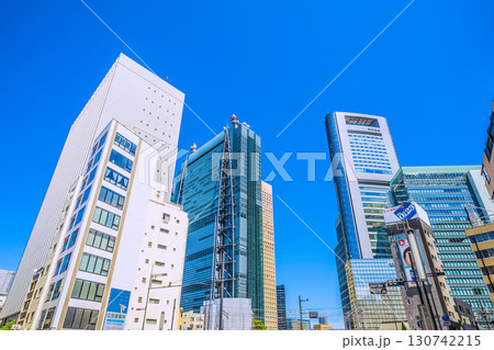 日本の東京都市景観　東新橋一丁目の交差点から汐留のオフィス街などを望む 130742215