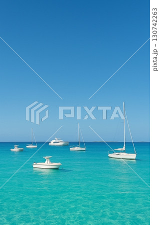 青い海に浮かぶボートとヨット/夏と旅の象徴 130742263
