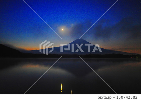 富士山から昇る 金星と月 富士山から昇る 金星と月 130742382