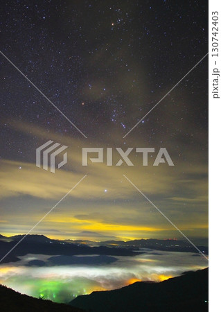 八方尾根から望む白馬村を包む雲海と星空 八方尾根から望む白馬村を包む雲海と星空 130742403