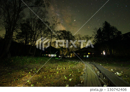 満天の星空とミズバショウ 130742406