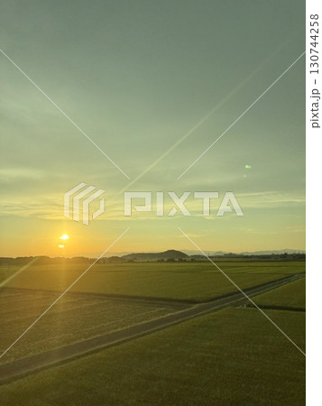 田園に沈む夕日　新幹線窓からの風景 130744258