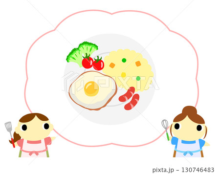 朝食メニューを紹介するエプロン姿の女性　目玉焼き 130746483
