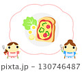 朝食メニューを紹介するエプロン姿の女性　ピザトースト 130746487