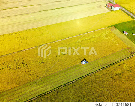 初秋の北海道厚沢部町で稲刈りの風景を空撮 130746681