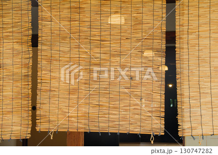 すだれと明り 130747282