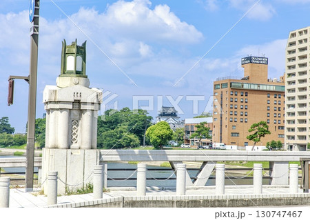 岡崎市、殿橋の親柱と岡崎城 岡崎市、殿橋の親柱と岡崎城 130747467