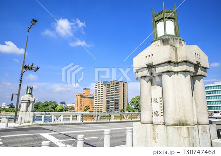 岡崎市、殿橋の親柱と岡崎城 岡崎市、殿橋の親柱と岡崎城 130747468