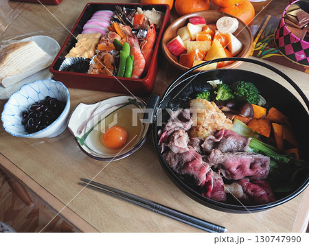 Beef sukiyaki and Osechi 元旦のお節料理の一例(牛すき焼き・牛なべのセット) 130747990