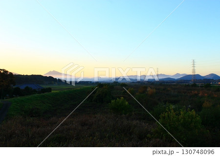 夕方の筑波山遠景と秋空に染まる地平線 夕方の筑波山遠景と秋空に染まる地平線 130748096