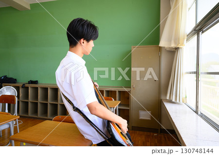 教室でベースギターを演奏する男子学生 音楽・青春・学校生活イメージ 教室でベースギターを演奏する男子学生 音楽・青春・学校生活イメージ 130748144