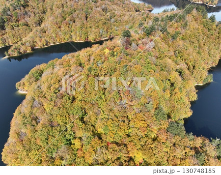 【空撮・矢木沢ダムと奥利根湖】 紅葉した山と湖 【空撮・矢木沢ダムと奥利根湖】 紅葉した山と湖 130748185