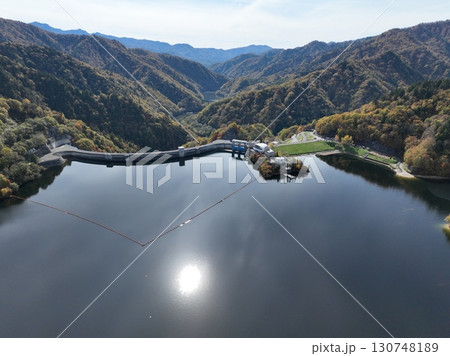 【空撮・矢木沢ダムと奥利根湖】 紅葉した山と湖 【空撮・矢木沢ダムと奥利根湖】 紅葉した山と湖 130748189