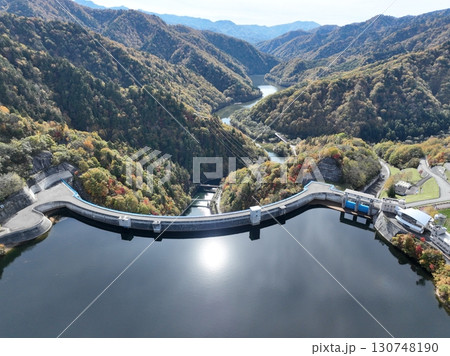 【空撮・矢木沢ダムと奥利根湖】　紅葉した山と湖 130748190