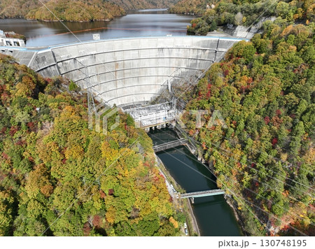 【空撮・矢木沢ダムと奥利根湖】 紅葉した山と湖 【空撮・矢木沢ダムと奥利根湖】 紅葉した山と湖 130748195