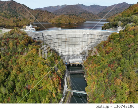 【空撮・矢木沢ダムと奥利根湖】 紅葉した山と湖 【空撮・矢木沢ダムと奥利根湖】 紅葉した山と湖 130748196