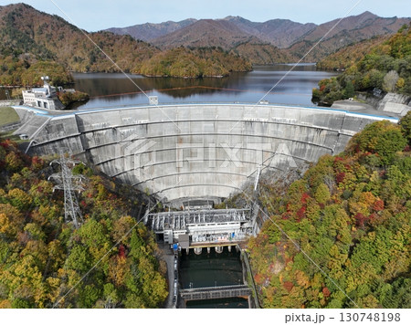 【空撮・矢木沢ダムと奥利根湖】 紅葉した山と湖 【空撮・矢木沢ダムと奥利根湖】 紅葉した山と湖 130748198