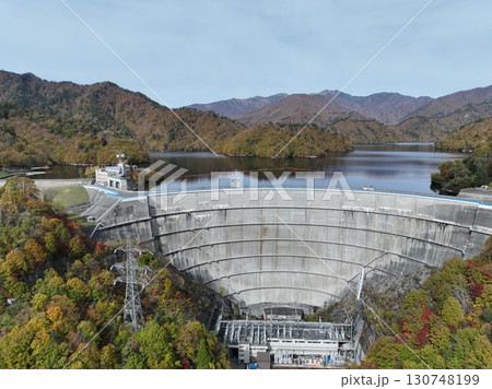 【空撮・矢木沢ダムと奥利根湖】　紅葉した山と湖 130748199