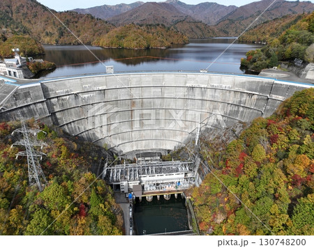 【空撮・矢木沢ダムと奥利根湖】　紅葉した山と湖 130748200
